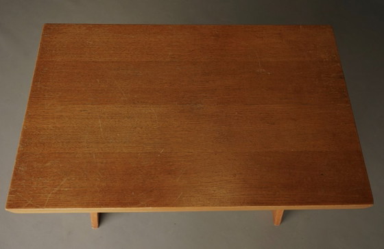 Image 1 of Nederlandse eikenhouten bijzettafel, jaren 1950