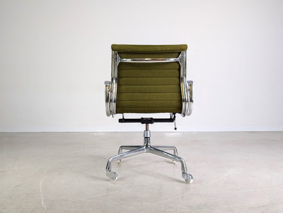 Image 1 of Silla de oficina original de mediados de siglo Herman Miller EA 117 Eames verde