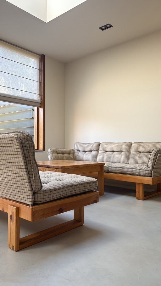 Due divani svedesi vintage e un tavolo in pino