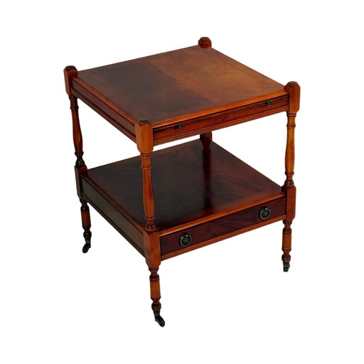 Table d'appoint vintage britannique avec tiroir, incrustations de cuir et détails en laiton, style géorgien, montée sur roul