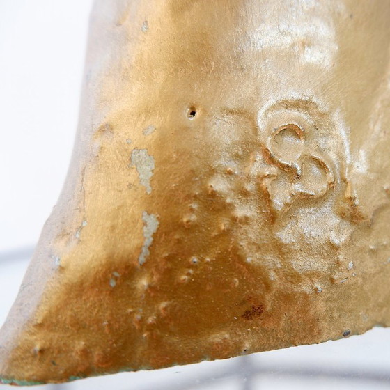 Image 1 of Tête de femme en terre cuite dorée 