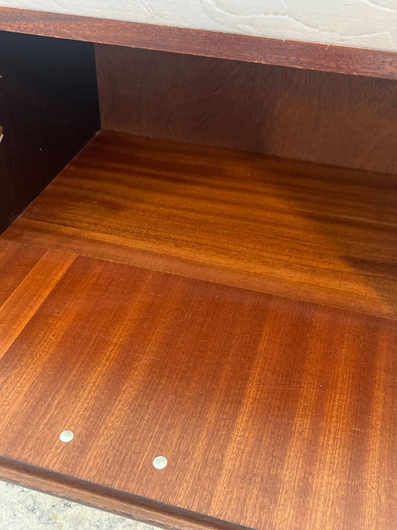 Image 1 of Een paar vintage nachtkastjes uit de jaren 60 met messing spijlenpoten.