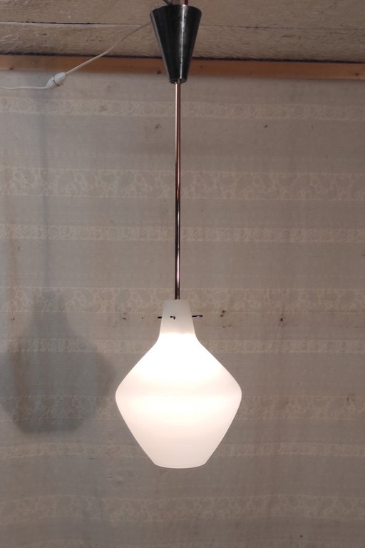 Lampada a sospensione a globo opalino con montatura in ottone - anni '50/'60