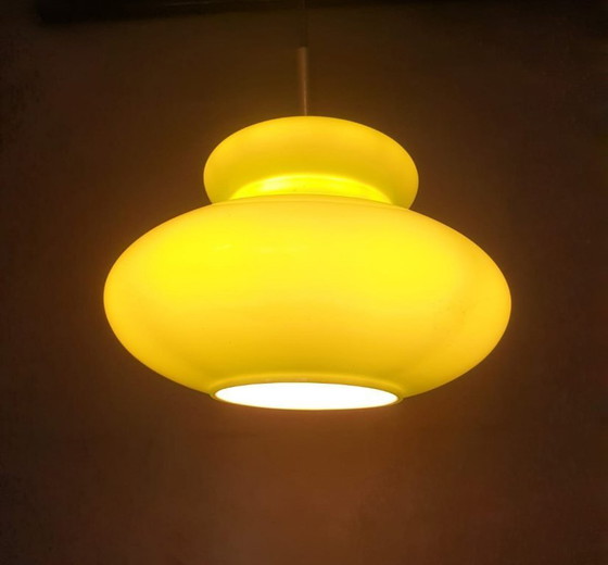 Image 1 of Lampe suspendue de l'ère spatiale / Mid Century d'un vert profond avec un abat-jour en verre opalin.