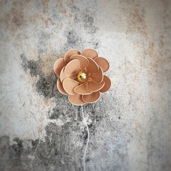 Image 1 of Applique murale fleur, modèle Nénuphar, 16 pétales en rotin et lin (teinte personnalisable)