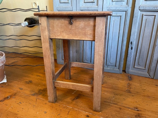 Mesa auxiliar con banco plegable y taburete en francés.