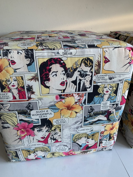 Image 1 of Set van twee design poefjes met pop-art print 