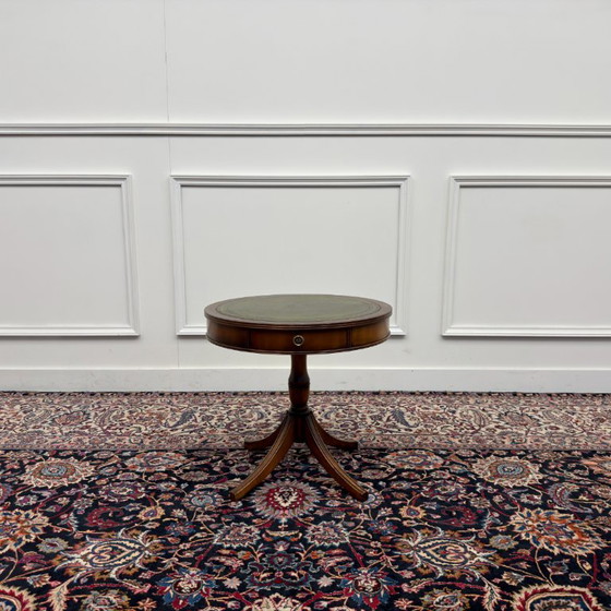 Tavolino Chesterfield inglese classico, tavolo a tamburo – Tavolini, Pelle, Metallo (photo 2 of 7)