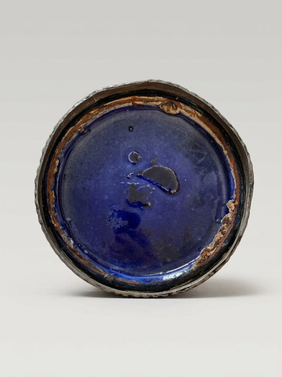 Vaso Coperto in Ceramica Blu Cobalto e Metallo Lavorato – H. 17 Cm – Oggetti decorativi, Iron (photo 3 of 7)