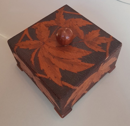 Scatola di legno intagliata, anni '60