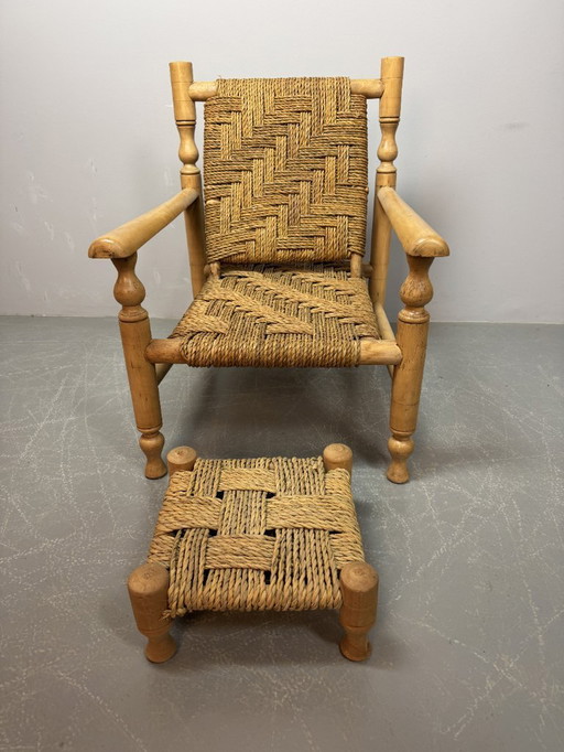 Poltrona in legno di faggio e poggiapiedi abbinato in stile Charlotte Perriand con intreccio in corda di sisal, anni '60.