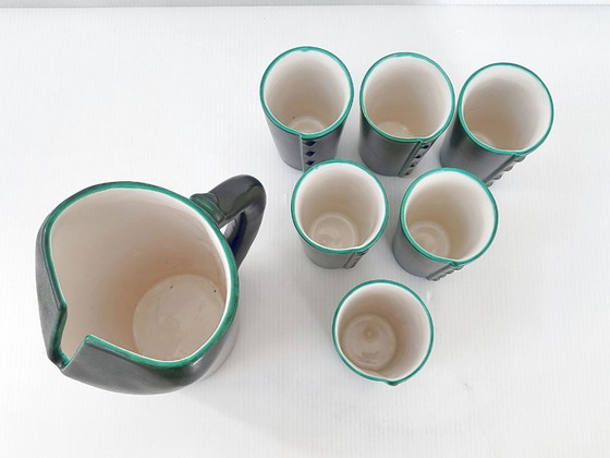 Image 1 of Karaf en 6 vintage glazen uit de jaren 60, zwart parelmoer keramiek met metallic look, gesigneerd.