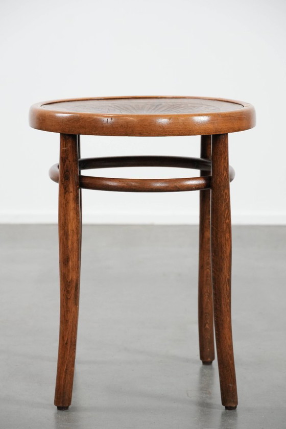 Image 1 of Tabouret ancien en bois courbé de style Thonet, datant du début des années 1900.