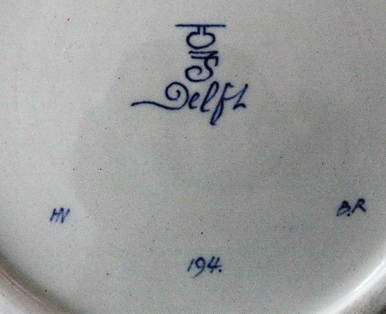 Image 1 of Royal Delft (Koninklijke Porceleyne Fles) – Large hand-painted wall plate 'Flower basket' – 1947 – Painter: H. van de Velde