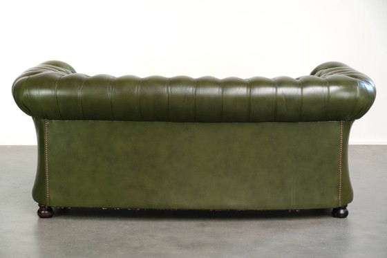 Très beau canapé Chesterfield 2,5 places en cuir de vachette vert de style anglais avec un superbe look (photo 3 of 13)