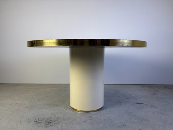 Lacquered wood and brass round dining table, 1970s, Eettafels, Hout, Messing, Crème, Modern (foto 8 van 10)