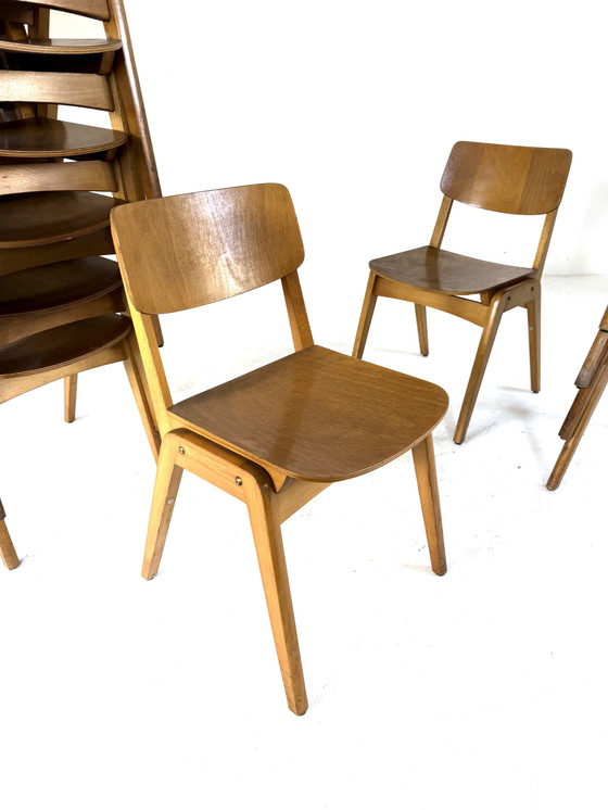 Image 1 of Lotto di 19 sedie impilabili vintage in compensato degli anni '60