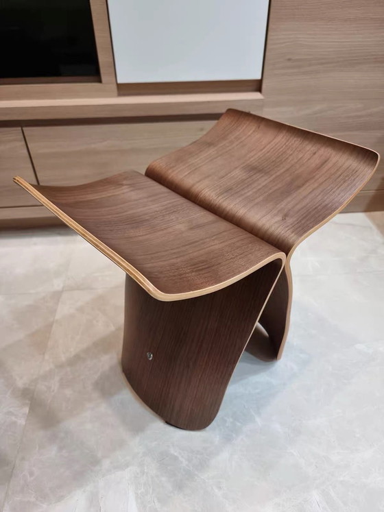 Image 1 of Een icoon van Japans design: de "Butterfly"-kruk van Sori Yanagi in walnoothout

