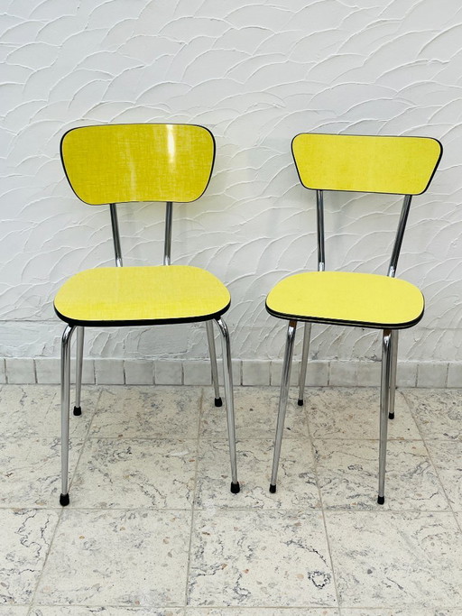 Par de sillas de cocina vintage de Formica color amarillo cromado.