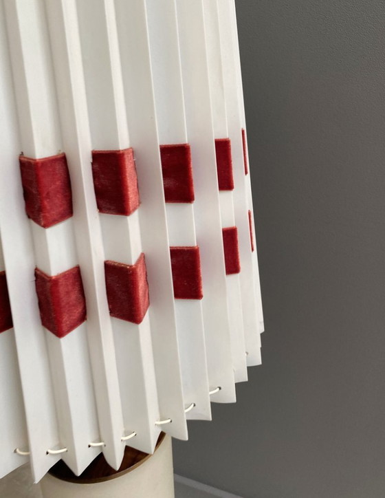 Image 1 of Lampada da terra bianca anni '60, luce nella base e nel paralume, etichetta originale ancora attaccata