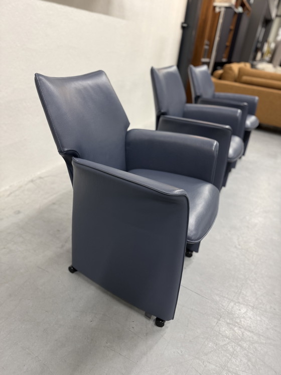 Image 1 of 3 Leolux Tamarinde Esszimmerstühle auf Rollen, blaues Leder