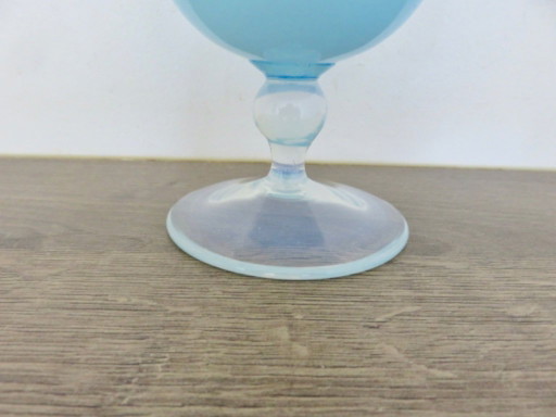 Vaso in vetro opalino azzurro pallido, in vetro opalescente. Anni '60-'70. Francia.