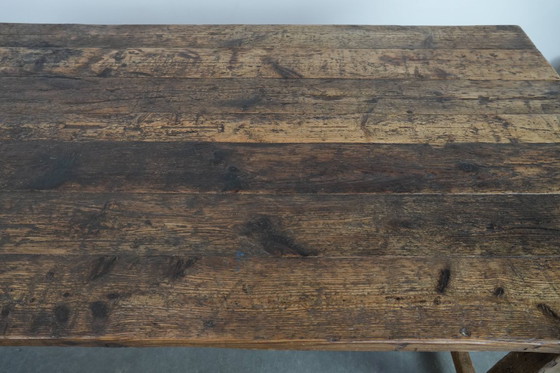 Image 1 of Grande table de salle à manger de ferme ancienne en bois de pin avec beaucoup de caractère