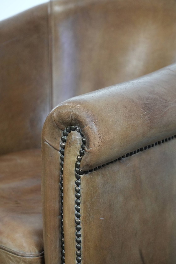 Image 1 of Fauteuil club en peau de mouton aux magnifiques teintes cognac clair