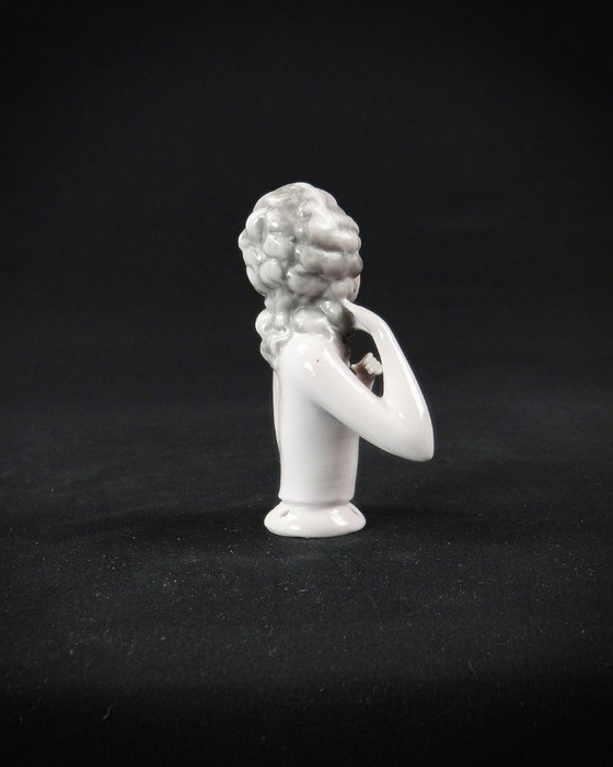 Image 1 of Media muñeca de porcelana alemana María Antonieta Siglo XX