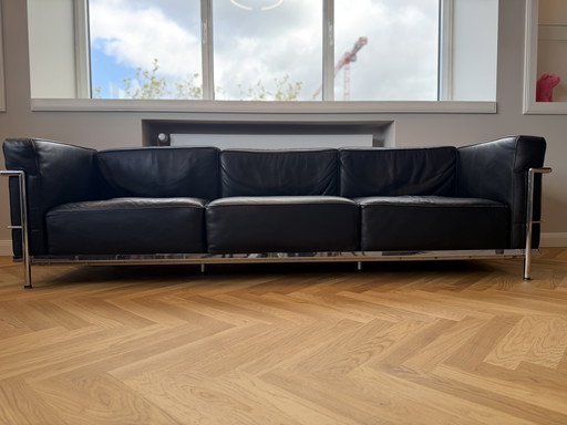 Elegant leather sofa in black – 2.35 m wide