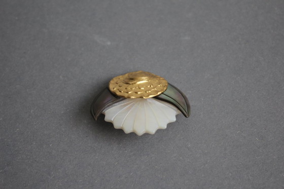 Image 1 of Broche unique en nacre, coquille d'ormeau et feuille d'or – pièce artisanale unique.