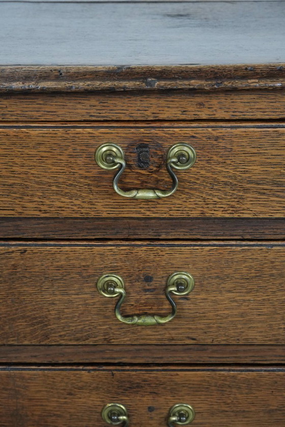 Image 1 of Commode anglaise ancienne en chêne du XVIIIe siècle