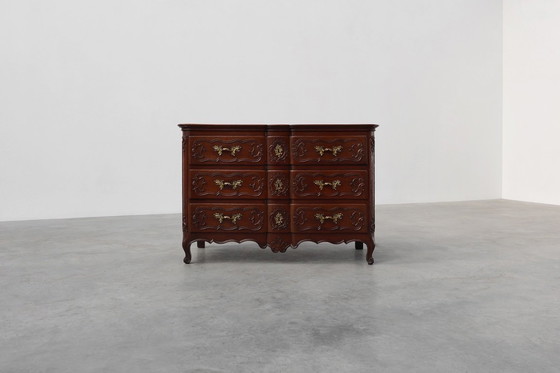 Image 1 of Commode en chêne du XVIIIe siècle de style Louis XV, faite à la main