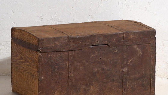 Small antique trunk in pine wood – Central Europe, circa 1900 – Decorative Objects, Iron, Rustic (photo 3 of 16)