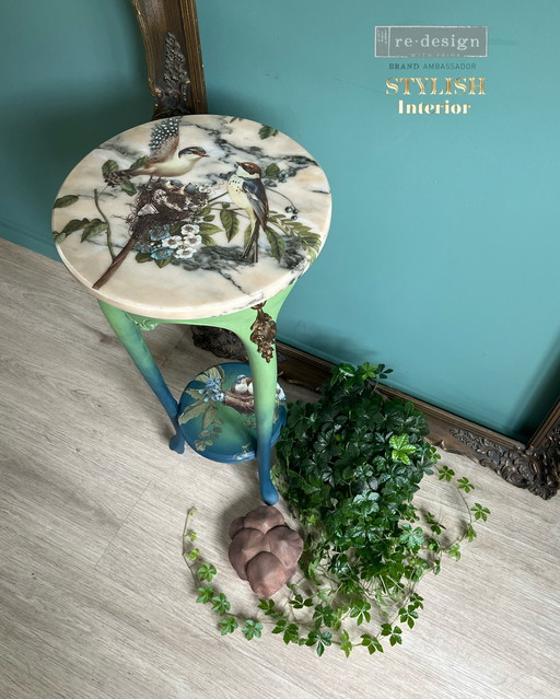 Table d'appoint élégante avec plateau en marbre