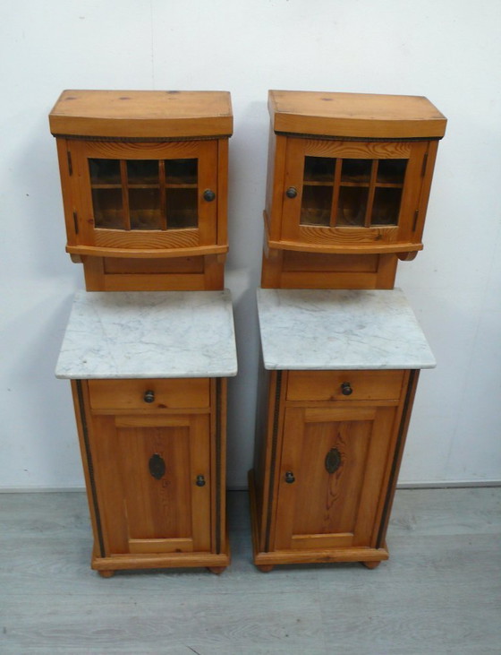 Image 1 of 2 Biedermeier Nachttische mit Vitrinen-Aufsatz um 1870, Naturholz + Facettenglas