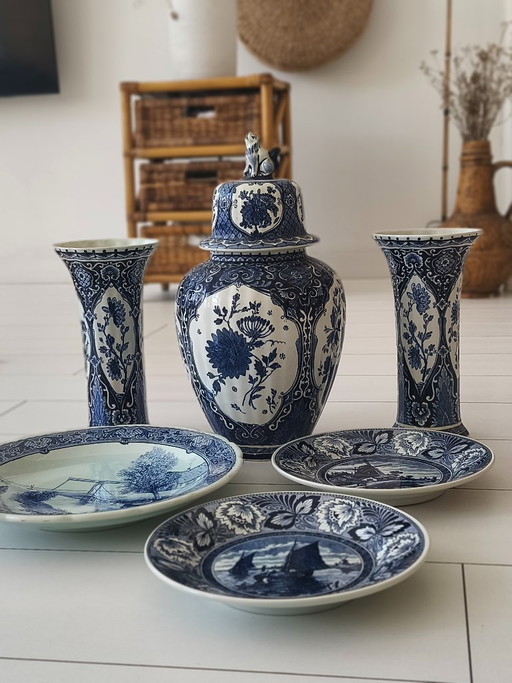 Juego de jarrones, tarro de jengibre y platos/platos de pared de Delft Blue Boch.