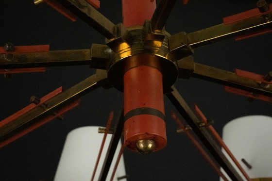 Image 1 of Mid Century 8-armiger Stilnovo-Kronleuchter aus Opalin, Messing und rotem Lack. Italien 1950er Jahre