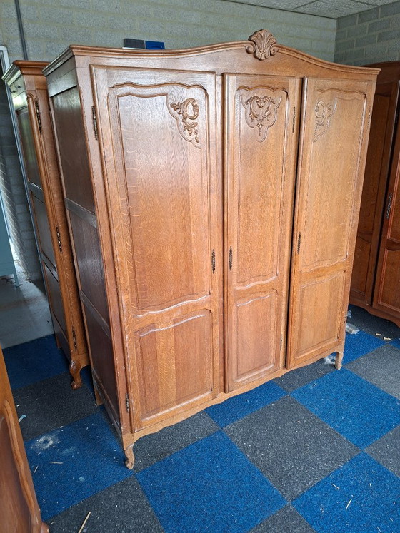 Hölzerner Kleiderschrank mit drei Türen, Kleiderschränke, Holz, Braun, Klassiek (Foto 5 von 6)