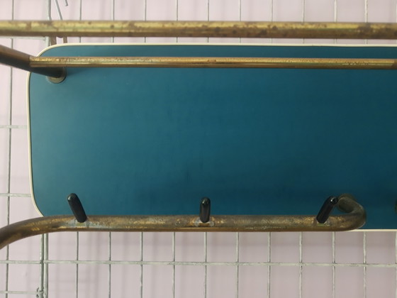 Image 1 of Porte-manteau mural original bleu pétrole des années 50, cadre tubulaire doré