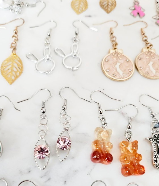 Image 1 of Lot 18 paires boucles d'oreilles fantaisie animaux chat oursons feuilles perles noël et émail