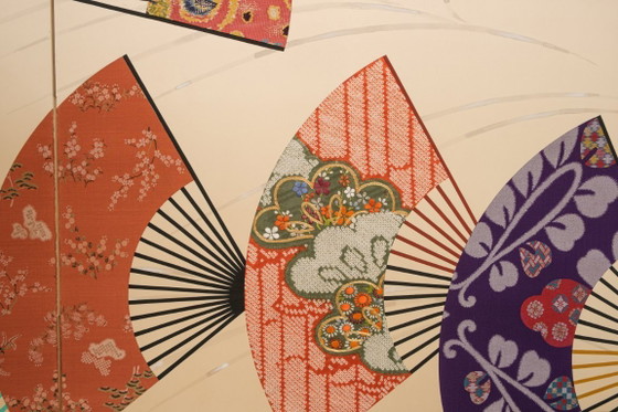 Image 1 of Antiek Japans kamerscherm met kleurrijke waaiers