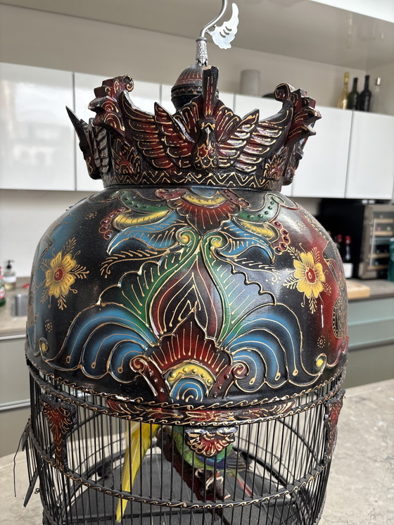 Image 1 of Handgeschilderde Indonesische Vogelkooi met opgezette vogels