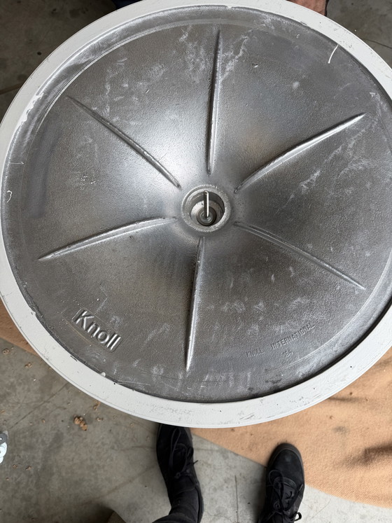 Image 1 of Originele ronde Knoll Tulip eettafel (137cm) Carrara marmer