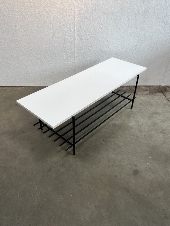 Image 1 of Table basse vintage, plateau en bois blanc sur structure en acier noir. 1970's