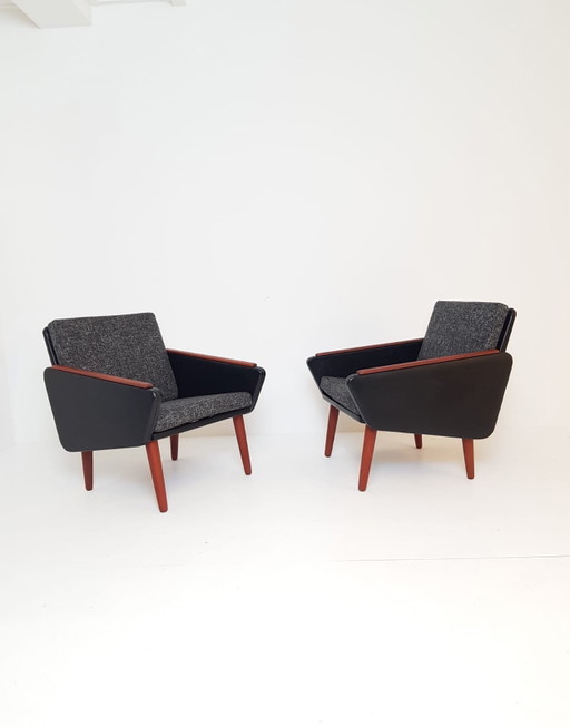 2 Vintage Danish Faux Leather Armchairs, Newly Upholstered Cushions – fauteuils, Skai, Wood