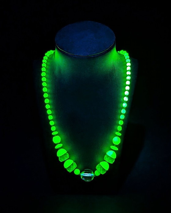 Collana Antica in Vetro all'Uranio Sotto Campana di Vetro – Oggetti decorativi (photo 5 of 7)