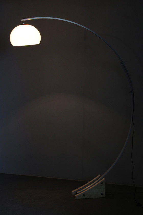 Image 1 of 1970er Harvey Guzzini Bogenförmige verstellbare Stehleuchte, Italien