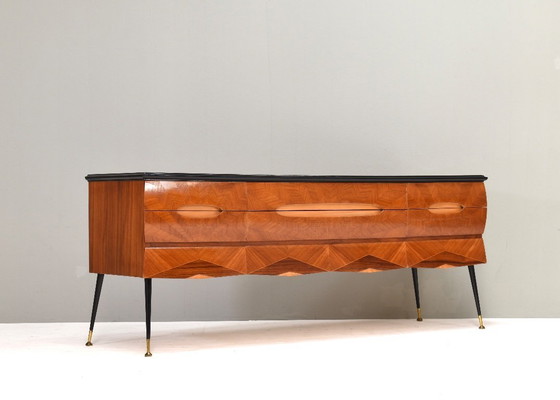 Image 1 of Credenza italiana attribuita a Vittorio Dassi in noce, vetro e ottone - anni '50