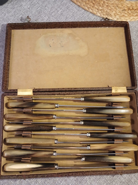Verzameldoos uit 1920 van runderhoorn met gebeitelde messing sluiting, Thiers Cutlery, Frankrijk (photo 3 of 11)